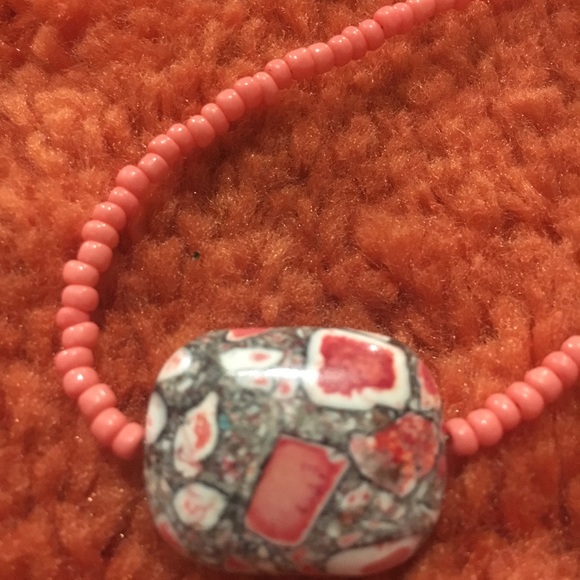 Necklace in pink/salmon and grey/pink stone - Picture 4 of 7